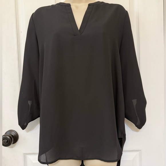 Everleigh Black V-Neck Roll Tab Blouse Lightweight Size S - Picture 3 of 4